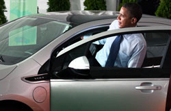 Le Président des Etats-Unis Barack Obama prend le volant de la Chevrolet Volt