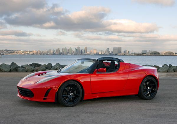 Tesla présente la quatrième génération de son Roadster à Paris