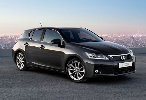 Lexus lance la première compacte hybride premium