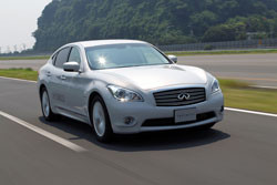 L'Infiniti M hybride se dote d’un système d’alerte sonore pour piétons