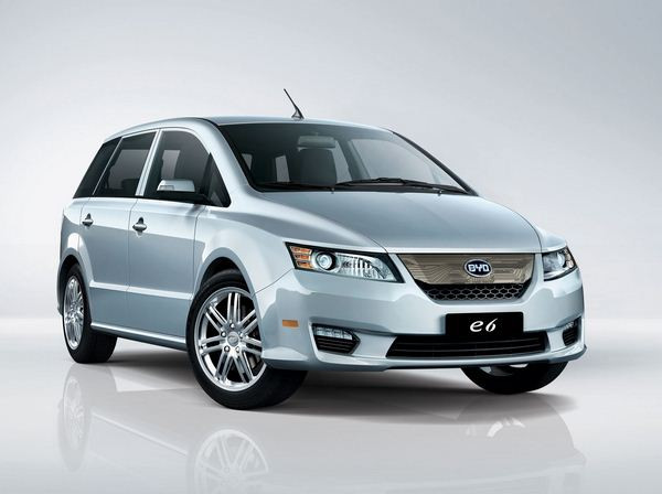Le constructeur automobile chinois BYD présente le e6 électrique à Genève