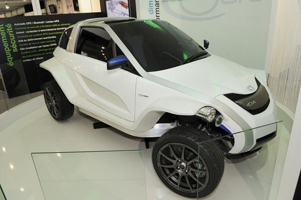 Un quadricycle électrique deux places à toit amovible transformable en roadster