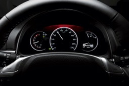 Comment est calculée la consommation normalisée d’une voiture hybride ?