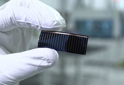 Le toit vitré panoramique intègre des cellules solaires à couche mince