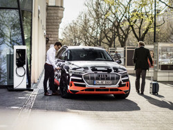 L’Audi e-tron s'intègre au réseau électrique de la maison connectée