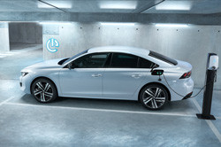 La berline radicale Peugeot 508 se décline en hybride rechargeable essence