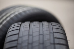 La technologie Bridgestone Enliten réduit la résistance au roulement du pneu