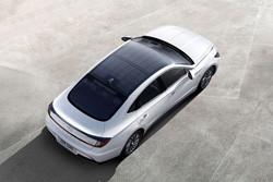 Le système Hyundai de charge solaire recharge partiellement la batterie