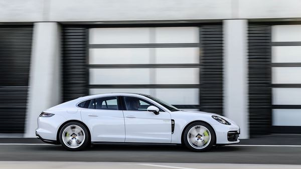 La Porsche Panamera hybride rechargeable développe une puissance de 560 ch