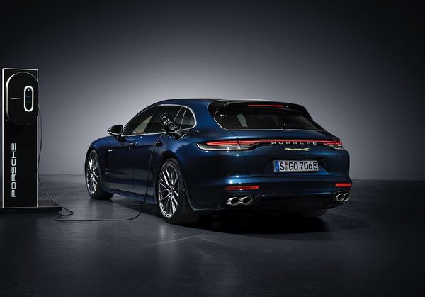 La Porsche Panamera Sport Turismo hybride rechargeable développe 560 ch