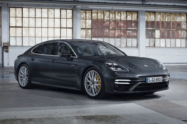 La Porsche Panamera Turbo S E-Hybrid délivre jusqu'à 700 ch