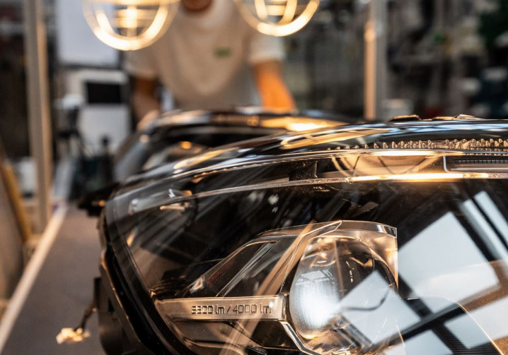 Un projecteur à LED remanufacturé réutilise jusqu'à 50 % des matières premières d'un projecteur à LED en fin de vie