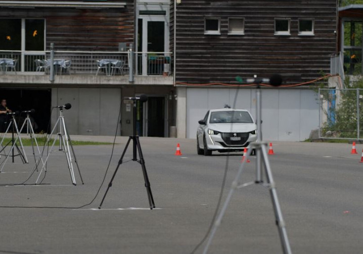 La voiture électrique nettement plus silencieuse que son homologue à moteur à combustion au démarrage