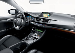 Une navigation TomTom CT MoveOn Navi pour la nouvelle Lexus CT 200h