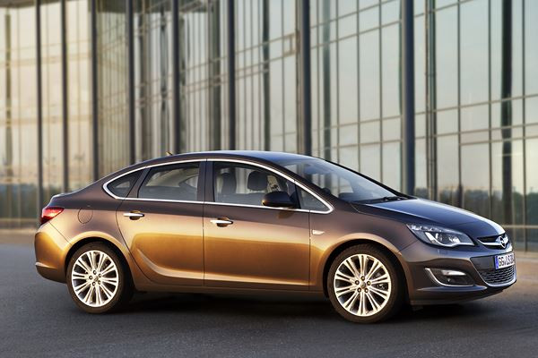 L'Opel Astra se décline en mode berline quatre portes