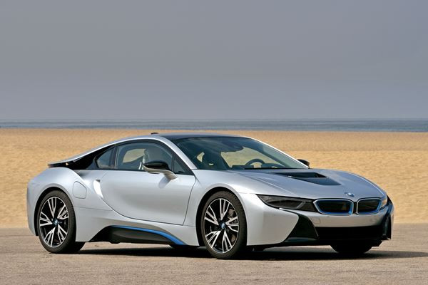 La voiture sportive hybride rechargeable BMW i8 entre en piste