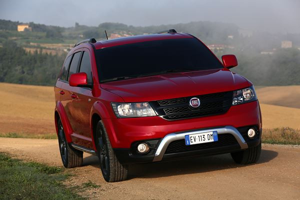 Le crossover Fiat Freemont Cross adopte les codes du « outdoor »