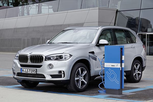 La BMW X5 xDrive40e hybride rechargeable développe une puissance de 313 ch