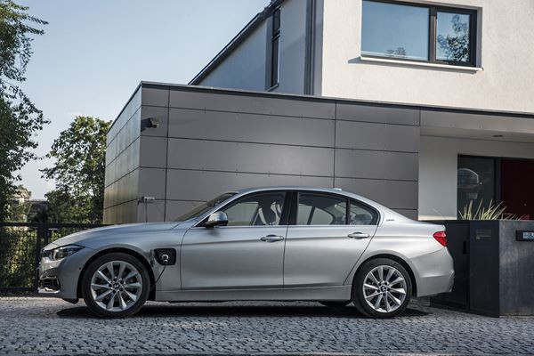 La BMW 330e hybride rechargeable développe une puissance de 252 ch