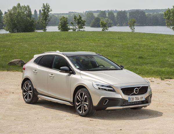 La Volvo V40 Cross Country restylée affiche un look baroudeur