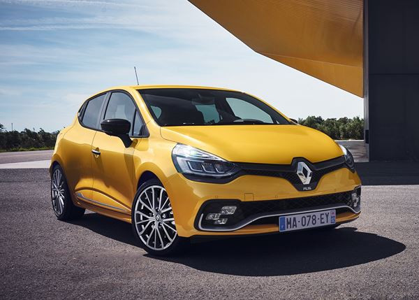 La Renault Clio R.S. s'élargit visuellement par un bouclier spécifique