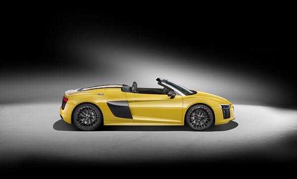 L'Audi R8 Spyder embarque une capote en tissu repliable en deux parties