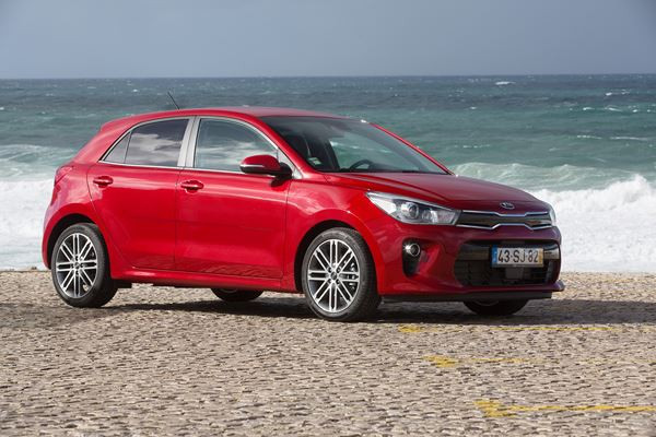 La Kia Rio affiche des lignes droites et des surfaces lisses