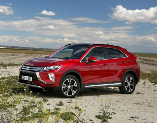 Le SUV compact Mitsubishi Eclipse Cross arbore une silhouette effilée