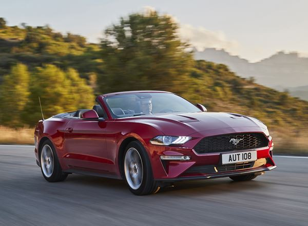 La Ford Mustang Cabriolet embarque un bloc V8 de 450 ch