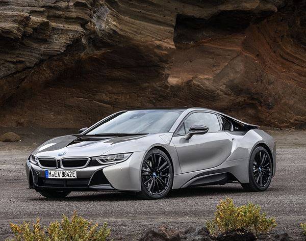 La voiture sportive hybride rechargeable BMW i8 Coupé restylée entre en piste