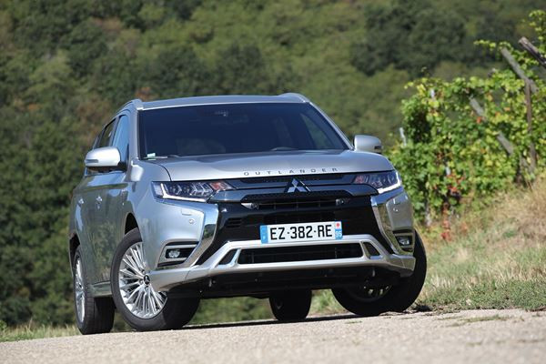 Le SUV Mitsubishi Outlander PHEV hybride rechargeable gagne en puissance