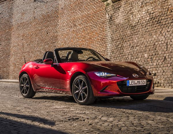 Le petit cabriolet biplace Mazda MX-5 ST s'offre de subtiles évolutions