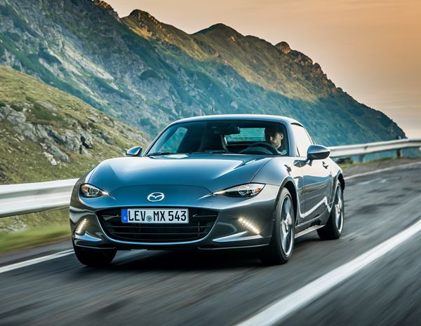 Le petit roadster à toit rigide rétractable Mazda MX-5 RF s'offre des retouches
