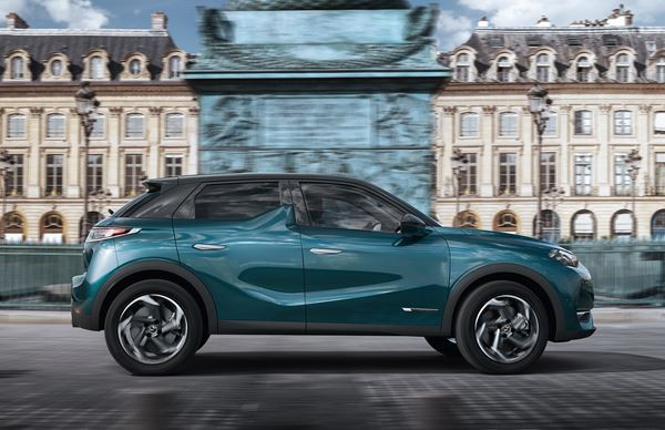 Le SUV urbain DS 3 Crossback adopte un style sculptural