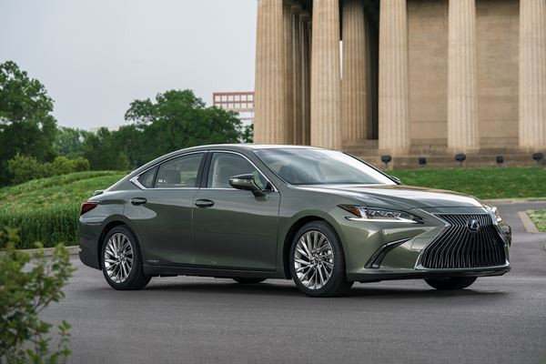 La grande berline Lexus ES affiche un design dynamique