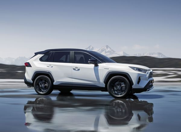 Le SUV Toyota RAV4 Hybride affiche une allure imposante