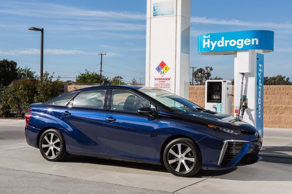 Toyota Mirai: une berline à pile à combustible au style très avant-gardiste
