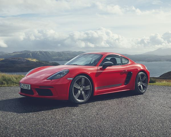 La Porsche 718 Cayman T exprime tout son potentiel dynamique sur routes sinueuses