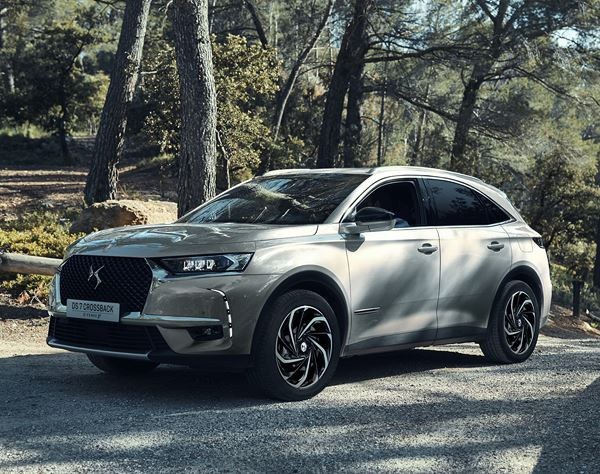 La DS 7 Crossback E-Tense hybride rechargeable en approche