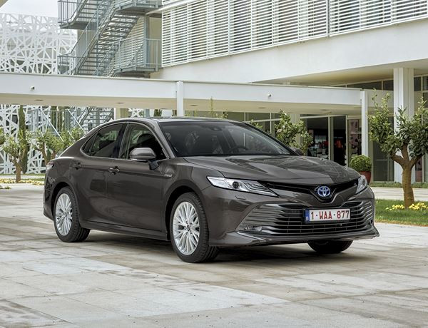 La berline tricorps Toyota Camry hybride-électrique se relance en Europe