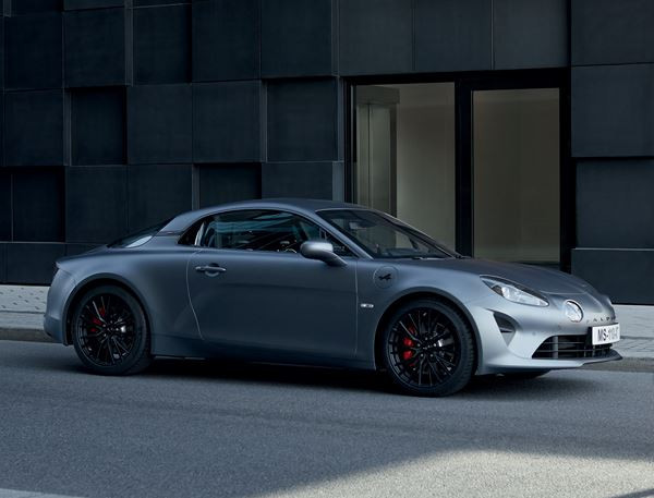 L'Alpine A110S délivre une puissance de 292 ch pour un poids de 1 114 kg