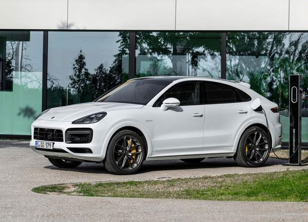 Le Porsche Cayenne Coupé V8 hybride rechargeable débite 680 ch