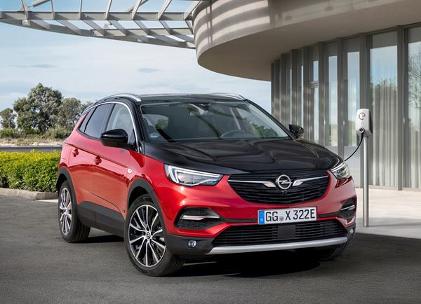 L'Opel Grandland X Hybrid4 300 ch quatre roues motrices en approche