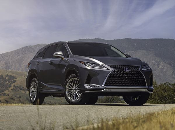 Le grand SUV sept places Lexus RX L restylé affiche une allure puissante et sportive