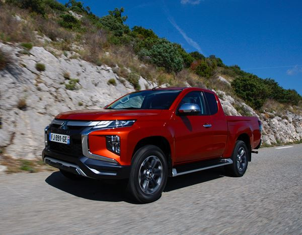 Le pick-up Mitsubishi L200 restylé affiche une face avant au dessin puissant