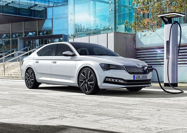 La Skoda Superb iV hybride rechargeable affiche une autonomie électrique de 56 km