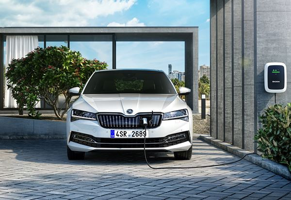 La Skoda Superb Combi iV rechargeable affiche une autonomie électrique de 56 km