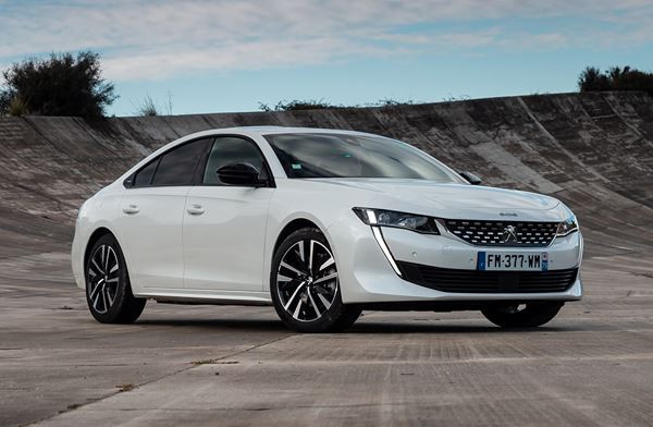 La berline radicale Peugeot 508 hybride rechargeable développe 225 ch