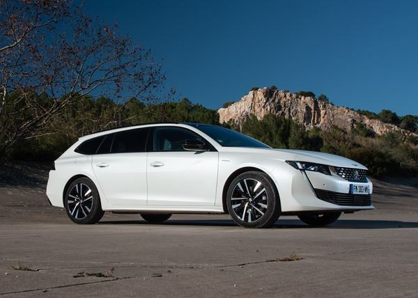 Le break Peugeot 508 SW hybride rechargeable développe 225 ch