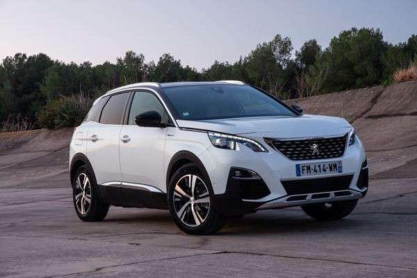 Le SUV Peugeot 3008 se décline dans deux versions hybride rechargeable
